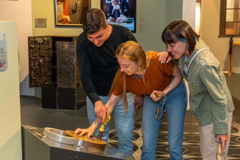 Velbert: Combo ticket for the German Castle and Fittings Museum - The Special Walking Tour and Family Puzzles