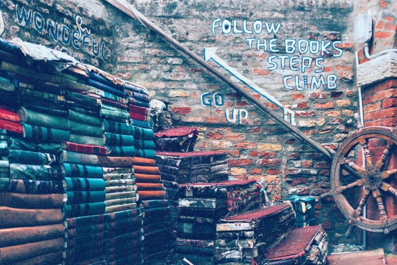 Venice: 1.5-Hour Walking Tour - Walking Through the Winding Calli and Canal Scenes