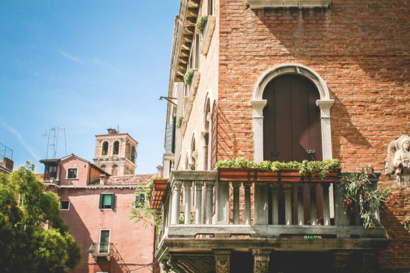 Venice: 1.5-Hour Wandering Around the City - Exploring Venice’s Historic Streets and Squares
