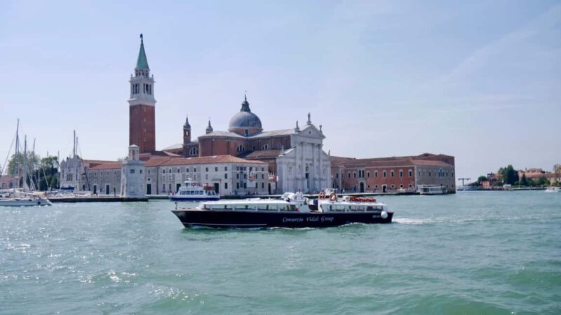 Venice: 1-Hour Panoramic Boat Tour - The Guide’s Storytelling and Multilingual Support