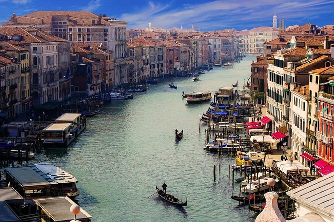 Venice: 30 min private Gondola Ride with Guide - The Experience: Scenic Views and Water Traffic