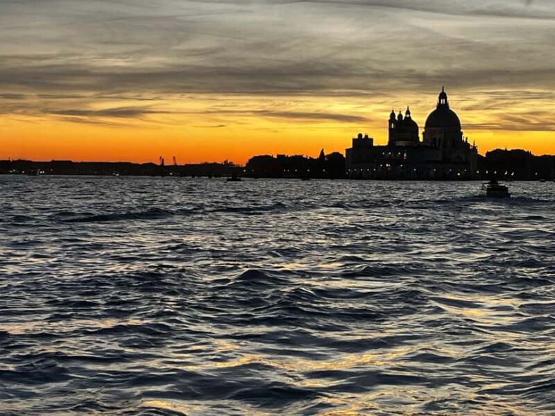 Venice: a boat tour among whispers of water and light, a reality to discover - Exploring Venice’s Classic Canals in an Intimate Setting