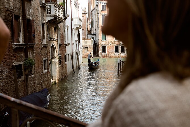 Venice Art Walking Tour with Gondola Ride - Crossing the Ponte dei Sospiri and Its Symbolism