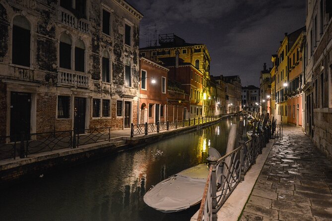 Venice at Sunset: Crimes, Legends and Mysteries - The Dark Alleys and Their Stories