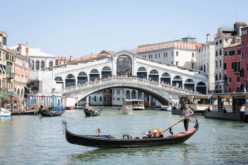 Venice city tour in Portuguese - Walking Through Venice’s Streets to Rialto Market