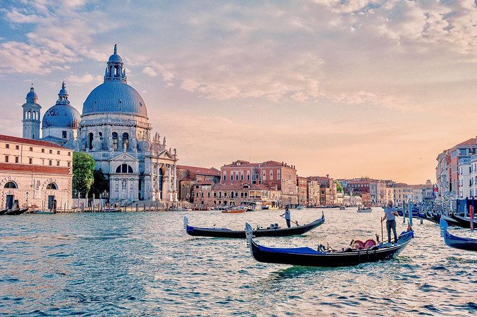 Venice: Classic 30-Minute Gondola Ride Through the Canals - Key Points