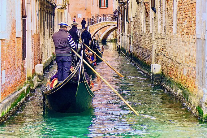 Venice: Classic 30-Minute Gondola Ride Through the Canals - Reviews and Guest Feedback