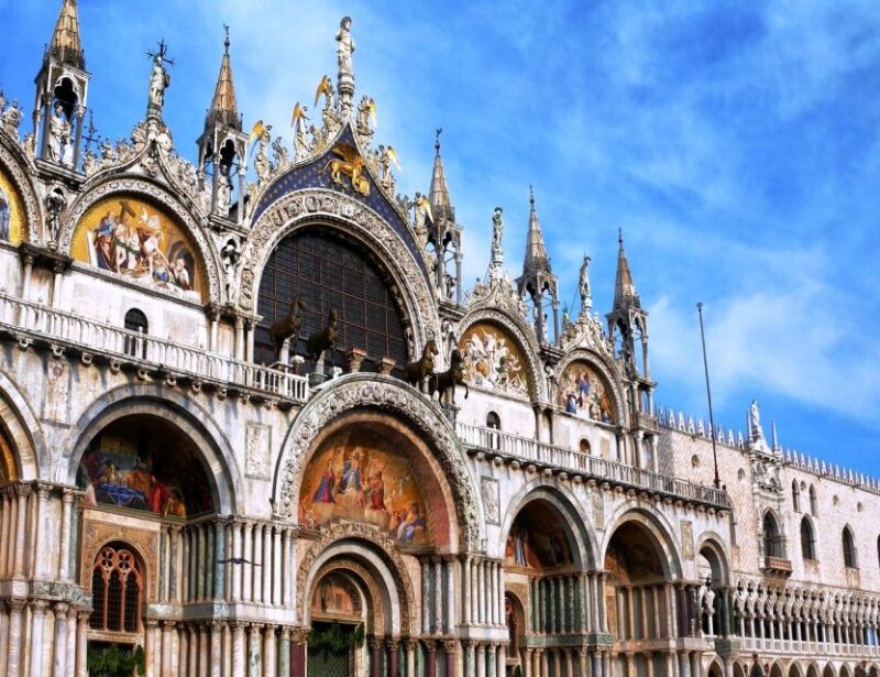 Venice Combo: Gondola, St. Marks Basilica Pala d'Oro option - Enjoy a Traditional Gondola Ride Through Venice’s Waterways