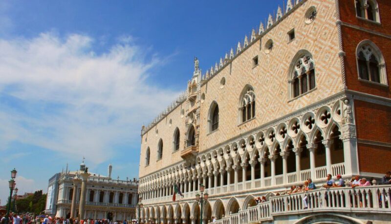Venice: Doge's Palace, Bridge of Sighs & Prisons Guided Tour - Guided Tour Style and Guide Expertise