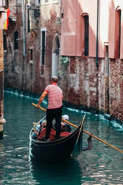Venice: Gondola tour with live introductory commentary and audio guide - Discover Venice on a 50-Minute Gondola Tour with Expert Commentary
