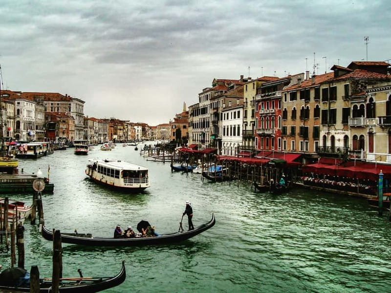 Venice: Gondola tour with live introductory commentary and audio guide - Exploring Venice’s Main Canals and the Grand Canal