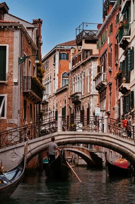 Venice: Gondola tour with live introductory commentary and audio guide - Who Should Consider This Tour?
