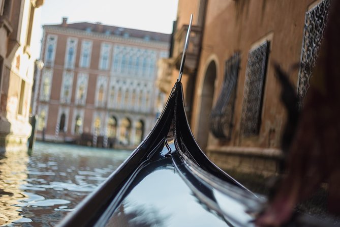 Venice: Grand Canal by Gondola with Live Commentary - The Virtual Reality and Gondola Craftsmanship Features