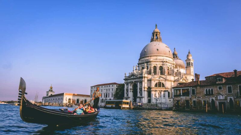 Venice: Grand Canal Gondola Crossing Experience - Venice: Grand Canal Gondola Crossing Experience – A Short but Authentic Venetian Ride