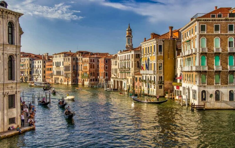 Venice: Grand Canal Gondola Crossing Experience - Key Points