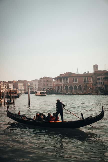 Venice: Grand Canal Gondola Crossing Experience - The Experience Provider: VOIR VENISE’s Role