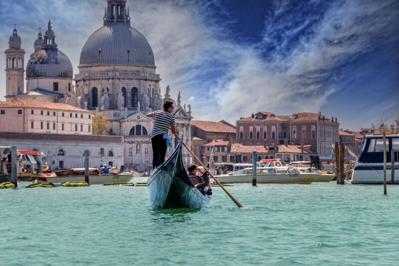 Venice: Grand Canal Gondola Experience with Live Commentary - The Guided Gondola Ride: Navigating Venice’s Waterways
