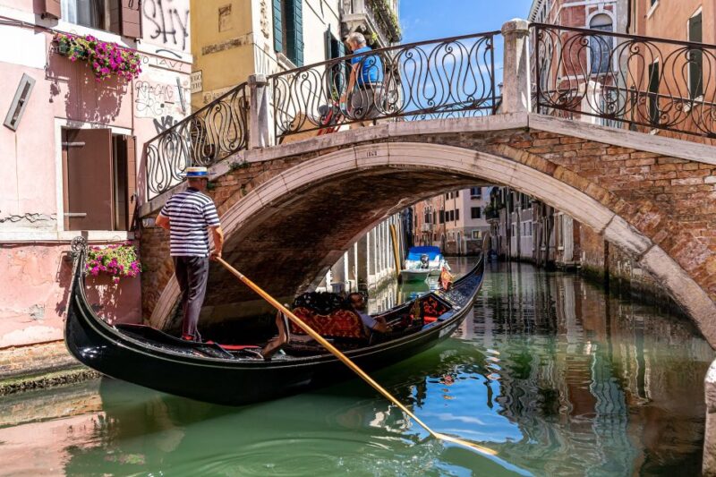 Venice: Grand Canal Gondola Experience with Live Commentary - Practical Details and Group Size