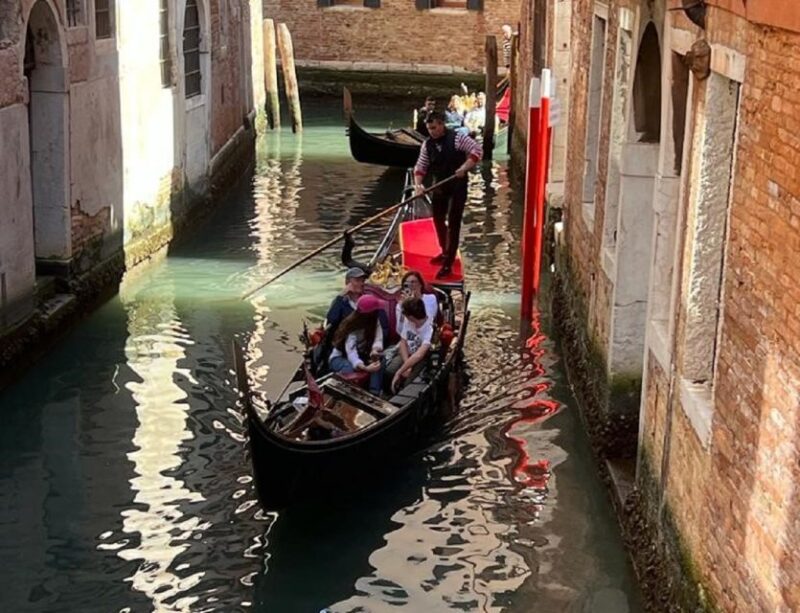 Venice: Grand Canal Gondola Experience with Live Commentary - Comparing This Tour to Other Options