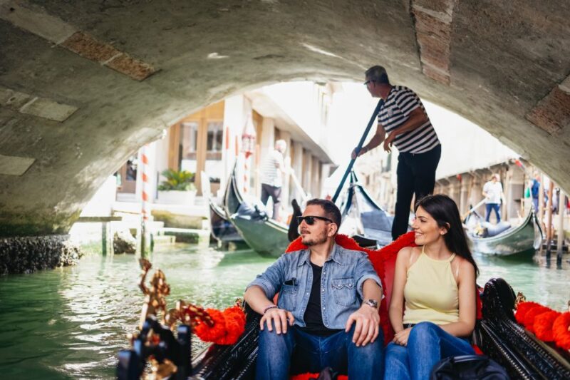 Venice: Grand Canal Gondola Ride with App Commentary - The Guide’s Role and Tour Atmosphere