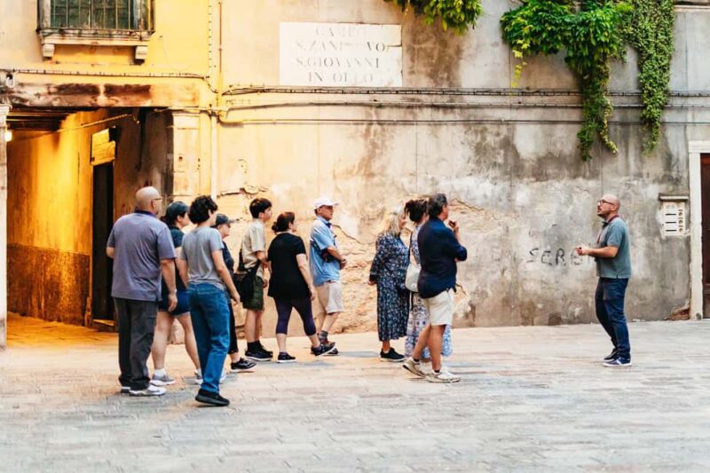 Venice: Highlights and Hidden Gems Night Walking Tour - The Guide: Knowledge, Charisma, and Personalization