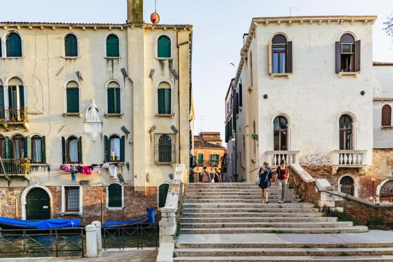 Venice: Highlights and Hidden Gems Night Walking Tour - Balance of Reviews and Experience