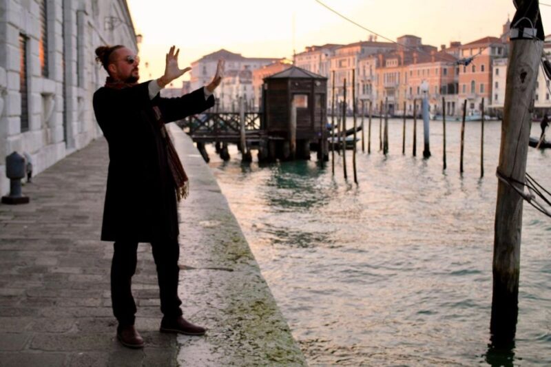 Venice Historic Walk: the city, architecture, traditions - Local Traditions: Carnival and Aperitivo