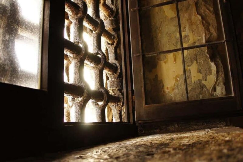 Venice: History Tour of Doge's Palace and Casanova's Prison - Tour Pacing and Guide Expertise