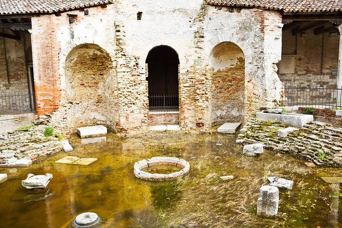 Venice Islands Murano Burano with Glass Factory Private Tour - Burano’s Colorful Houses and Lace Art