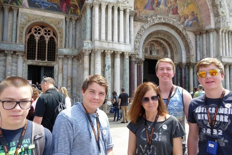 Venice on Foot and Water: Walking Tour with Gondola Ride - Navigating the Tour Itinerary and Stops