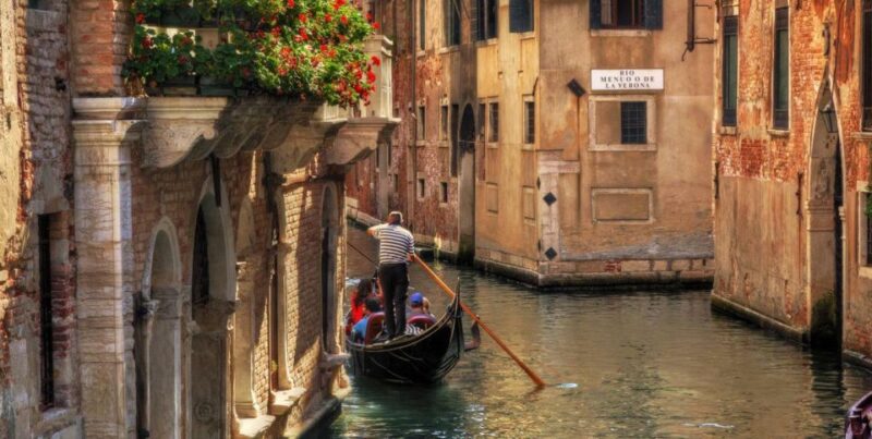 Venice: Private Gondola Tour - The Experience of a Private Gondola Ride with Optional Music