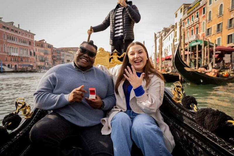 Venice: Private Photoshoot In Gondola - Start Your Personalized Photoshoot at Ponte dei Baretteri