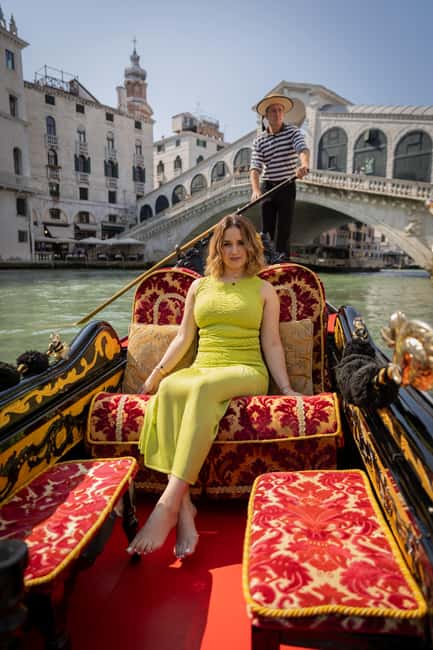 Venice: Private Photoshoot In Gondola - The Experience of Silvia as the Photographer