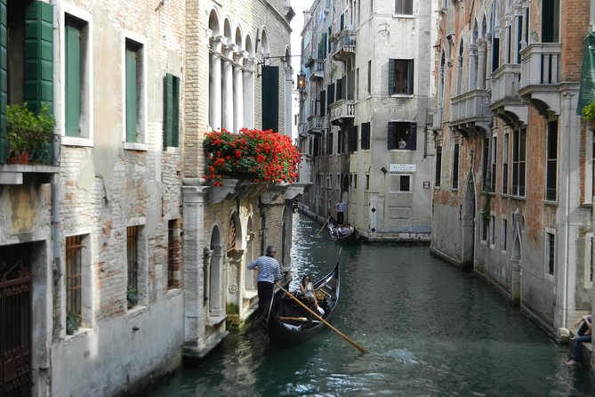 Venice: Private Serenade Gondola Tour - 30 minutes - Explore Venice in Comfort with a Private Serenade Gondola Tour