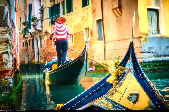 Venice: Private Serenade Gondola Tour - 30 minutes - Key Points