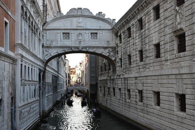 Venice Rialto Market Food Delicacies and Sightseeing Tour with a Native Guide - Practical Details: Meeting Point, Group Size, and Accessibility