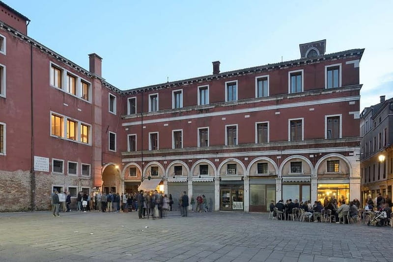 Venice: Rialto Market Food Tour with 3 Tastings - Sampling Mozzarella in Carrozza With Prosecco at a Historic Bacaro
