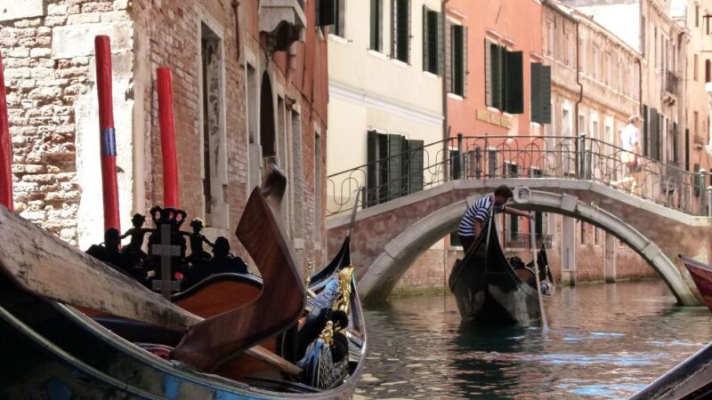 Venice: Shared Gondola Tour - The Balance of Views and Crowds