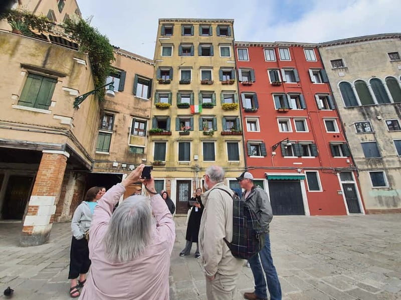 Venice: Small Group Walking Tour of Most-Famous Sites - Crossing the Rialto Bridge: Venice’s Iconic Landmark