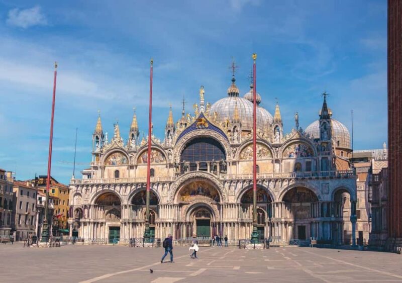 Venice: St Mark's, Doge's Palace, Murano & Burano Day Tour - The 30-Minute Gondola Ride Experience