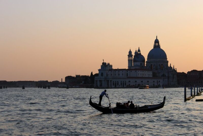 Venice: Sunset or Evening Gondola Tour - Comparing Similar Gondola Experiences in Venice