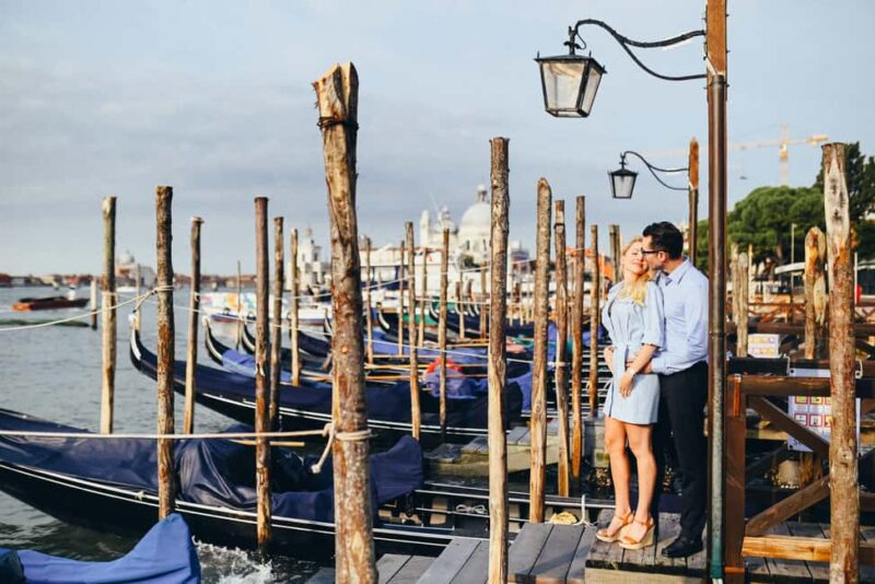 Venice: the best couples photoshooting - Optional Gondola Ride: Adding a Romantic Touch to Your Photos