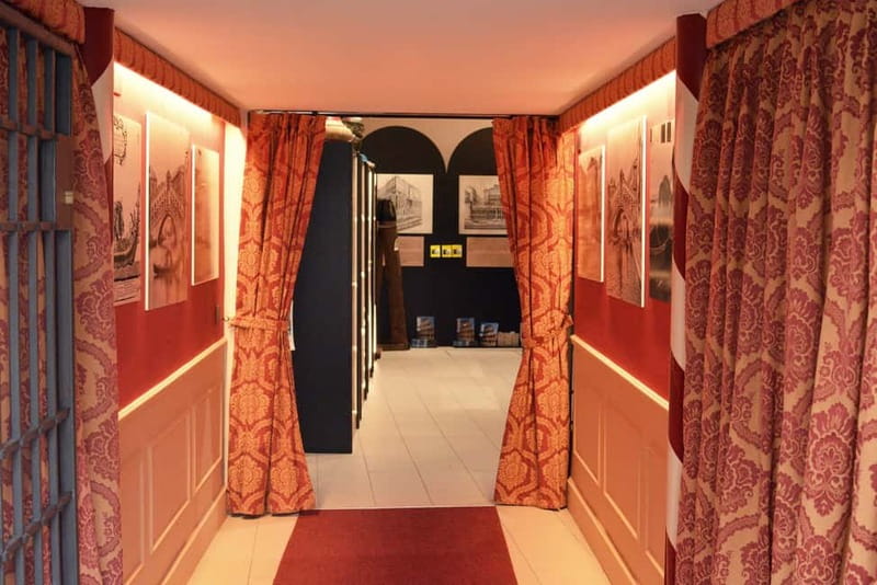 Venice: The Gondola Gallery 3D Experience - Crowd Levels and Space Considerations