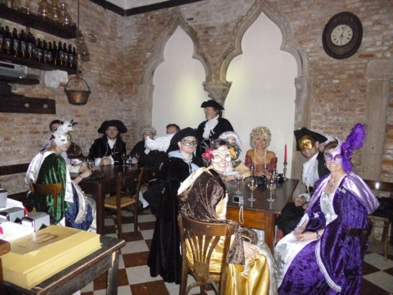 Venice: Venetian Style Carnival Pub Crawl - The Guide’s Role in Creating a Fun Atmosphere