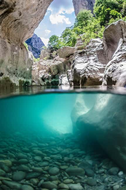 Verdon Secret: The Movie, in 3D - Verdon Secret: The Movie in 3D offers an exciting way to explore the Verdon Gorges without leaving the cinema in Gréoux-les-Bains. This 1-hour film provides a vivid 3D view of Europes largest canyon, brought to life on a big screen. With 3D glasses included, viewers get an immersive experience that makes the wild beauty of the Verdon feel close enough to touch. The film follows the journey of Hidalgo and Clara as they explore the remote parts of the gorges, hiking, kayaking, climbing, and visiting caves, mimicking the adventures of Edouard-Alfred Martel from 1905.