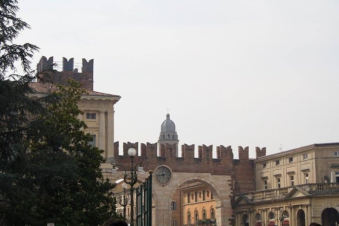 Verona City Sightseeing Walking Tour of Must-See Sites with Local Guide - The Guide’s Approach and Guest Experience