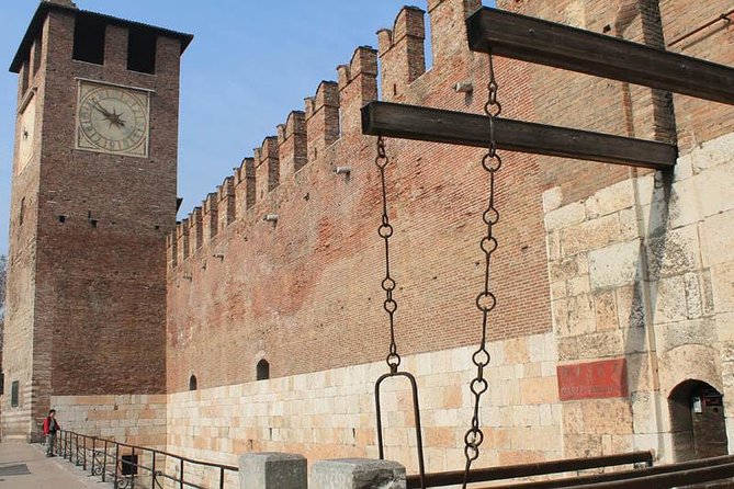 Verona, Romeo & Juliet, private guided tour from Milan - Exploring the Palazzo della Ragione