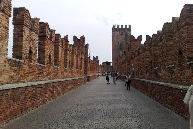 Verona, Romeo & Juliet, private guided tour from Milan - Viewing Romeo’s House and the Surroundings