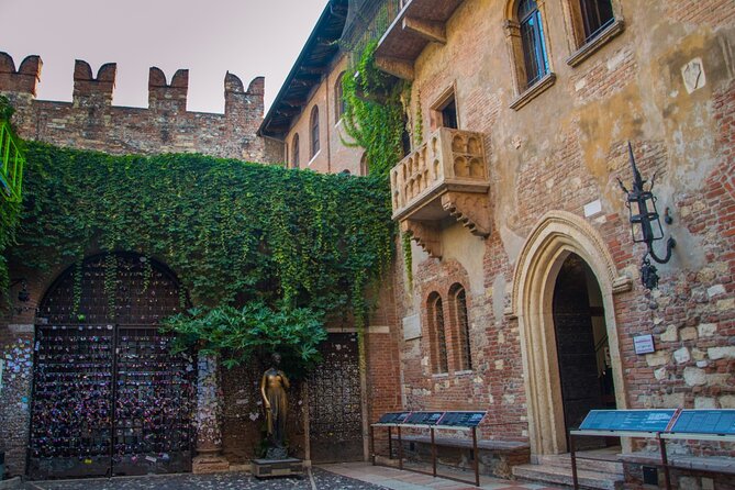 Verona Walking Tour with an APP - Piazza dei Signori and the Scaliger Tombs