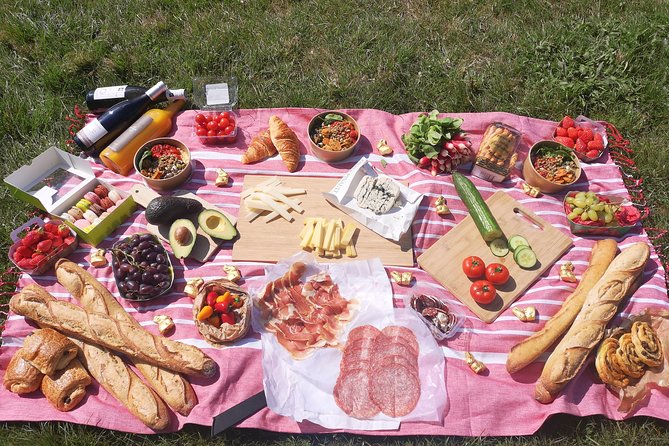Versailles Bike Tour with Market, Gardens & Guided Palace Tour - Enjoying a Traditional Picnic by the Grand Canal